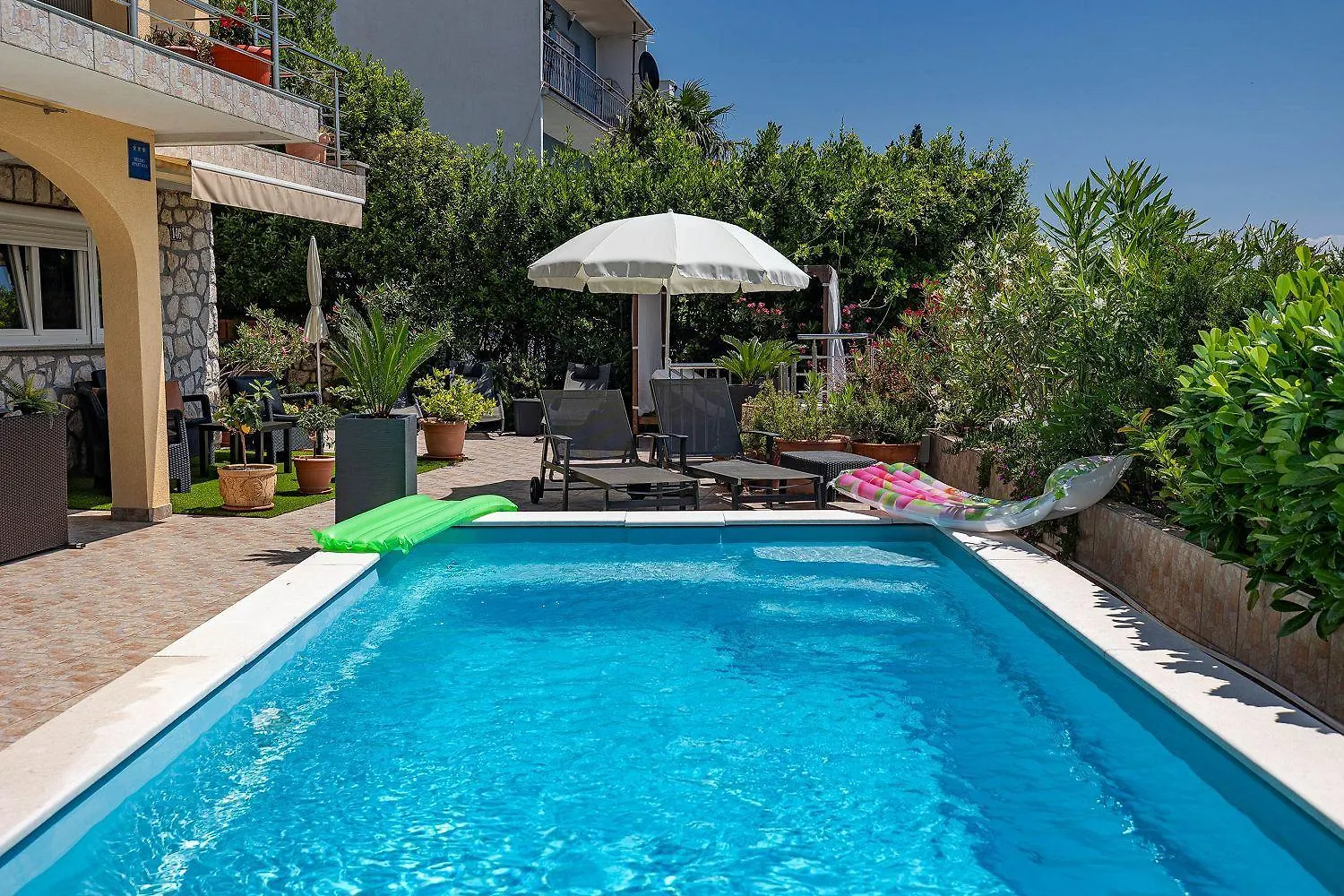 Traumhaftes Penthouse Nur 400 Meter Zum Strand Mit Meerblick, Pool, Spielplatz, Grill Dramalj